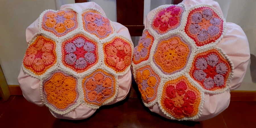 Almohadones con flores africanas en crochet